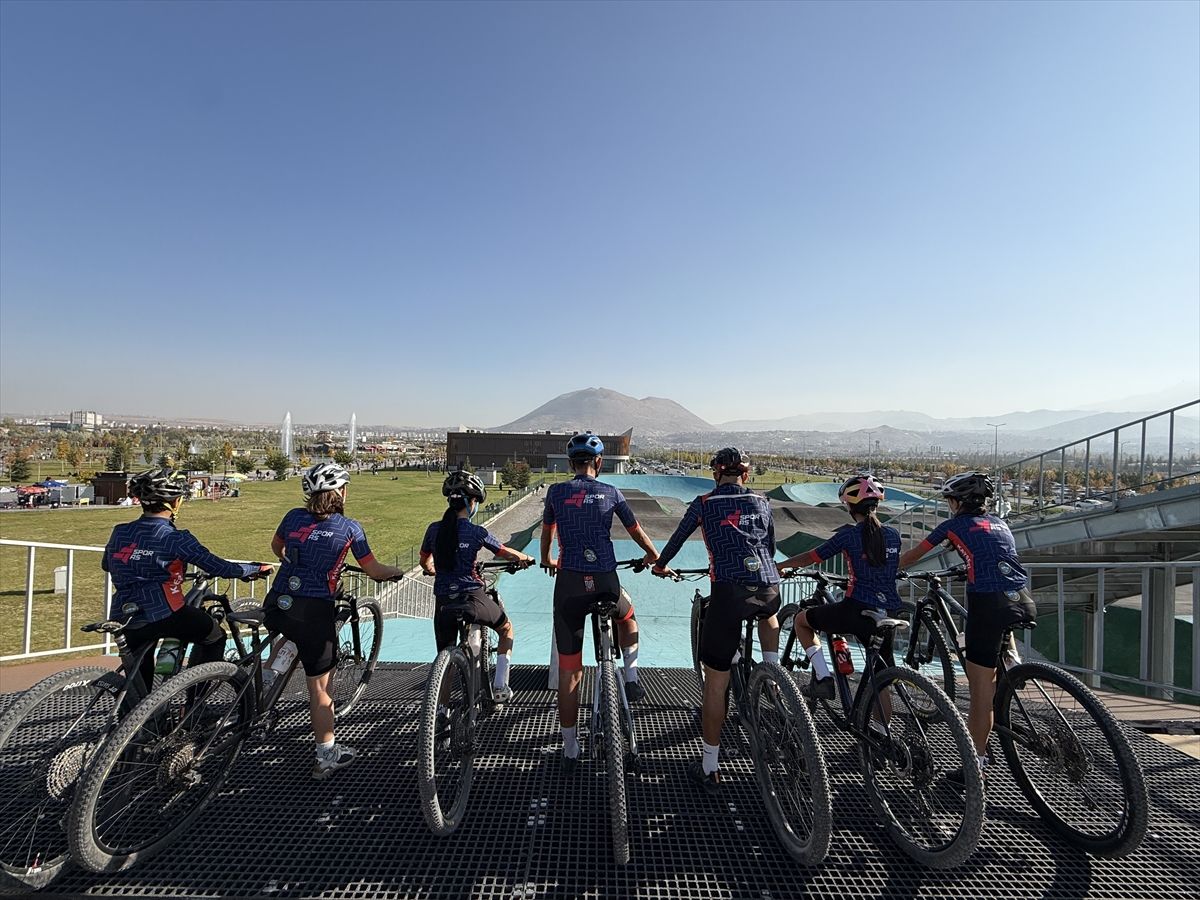 Kayseri'de Recep Tayyip Erdoğan Millet Bahçesi'ndeki BMX parkuru ilgi görüyor