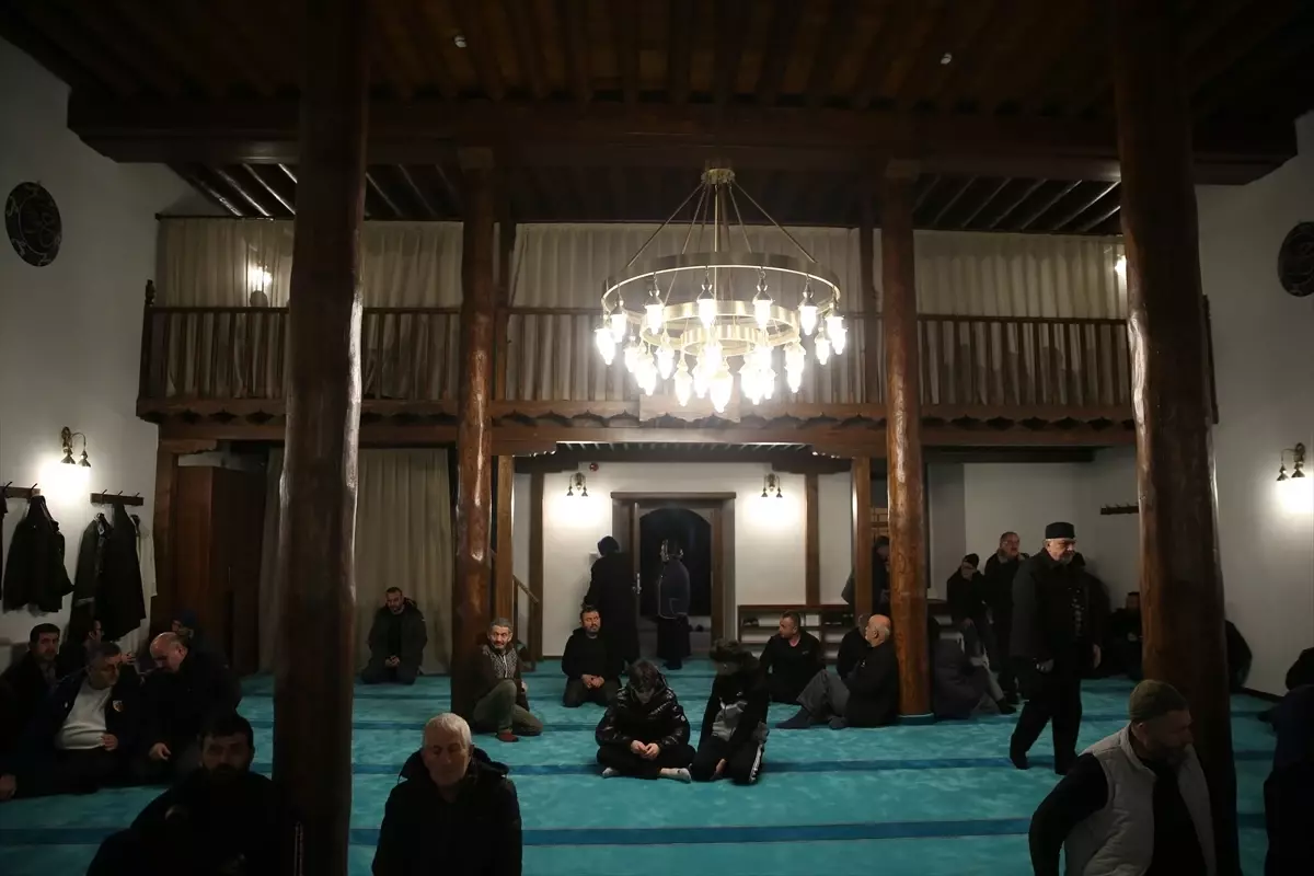 Kayseri'de restorasyonu tamamlanan tarihi cami teravih namazıyla ibadete açıldı
