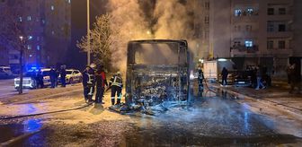 Kayseri'de seyir halindeyken yanan özel halk otobüsü kullanılamaz hale geldi