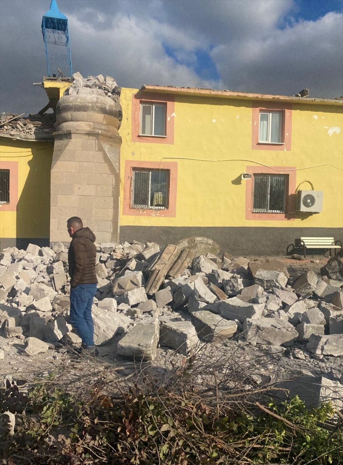 Kayseri'de şiddetli rüzgarda hasar gören minare kontrollü şekilde yıkıldı