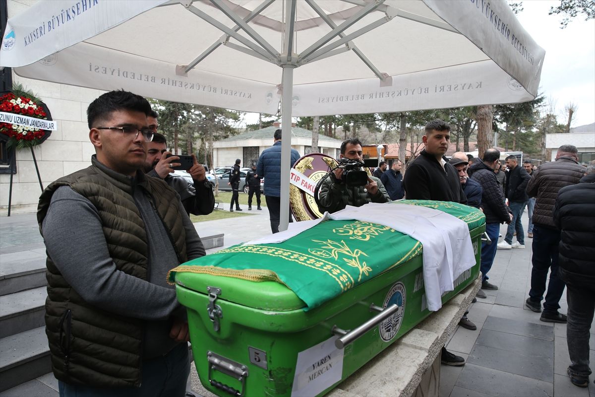 Kayseri'de trafik kazasında ölen tıp fakültesi öğrencisinin cenazesi defnedildi
