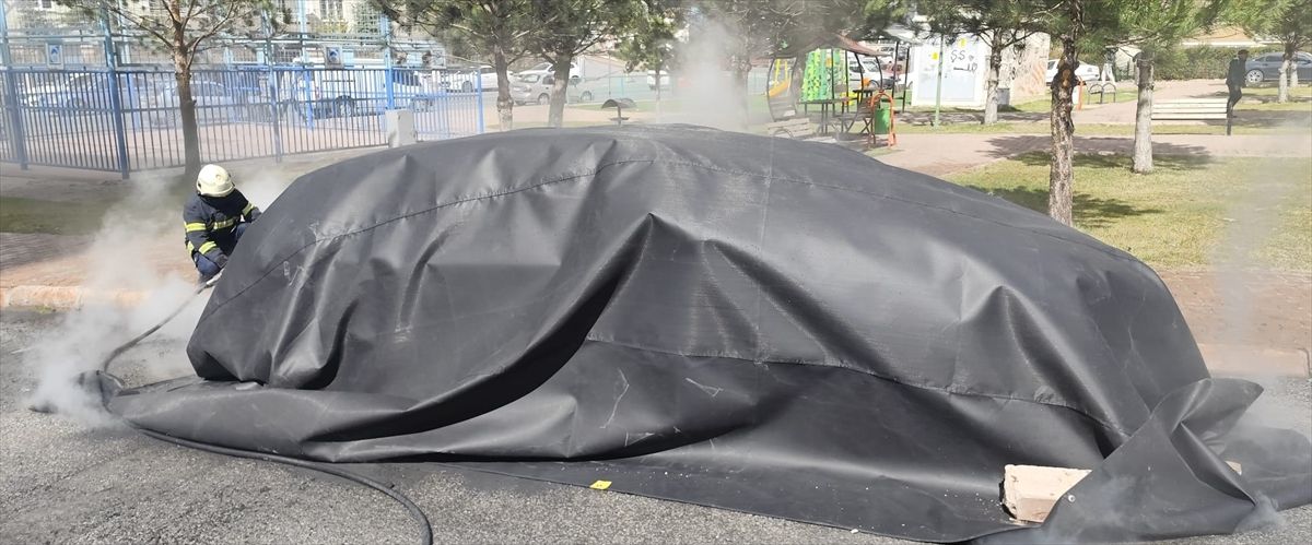 Kayseri'de yanan elektrikli otomobile battaniye yöntemiyle müdahale edildi