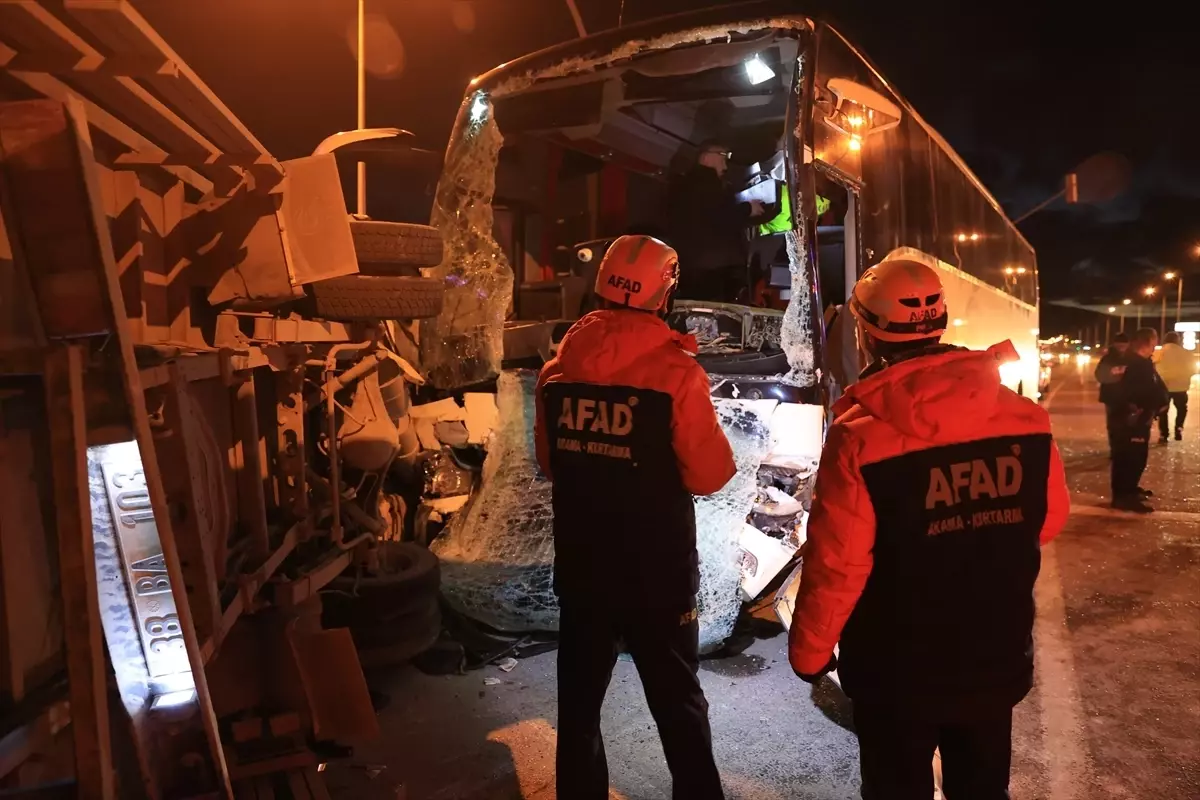 Kayseri'de yolcu otobüsü ile kamyonetin çarpıştığı kazada 5 kişi yaralandı