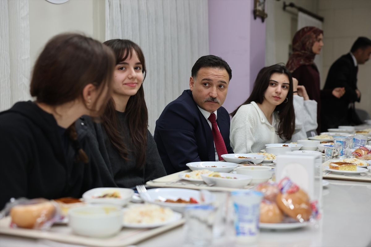 Kayseri Valisi Çiçek, öğrencilerle iftar yaptı