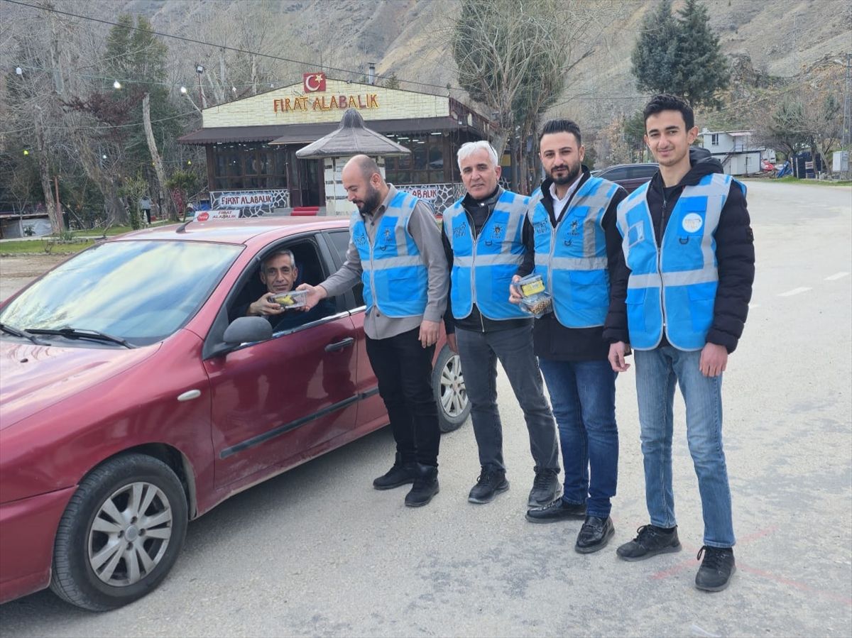 Keban'da 'İftara 5 Kala' programı kapsamında vatandaşlara kumanya dağıtıldı