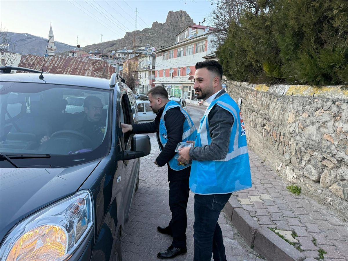 Keban'da 'iftara 5 kala' programı kapsamında sürücü ve yolculara kumanya dağıtıldı