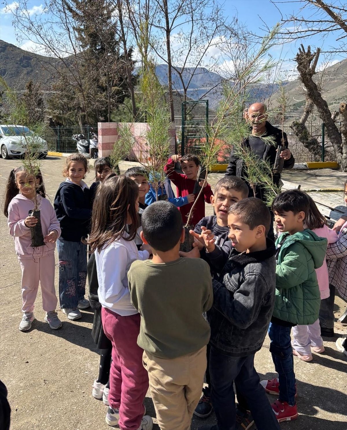 Keban'da öğrenciler fidan dikti
