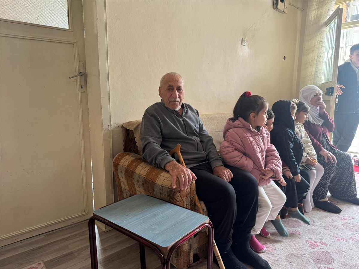 Keban'da öğrenciler yaşlıları ziyaret etti