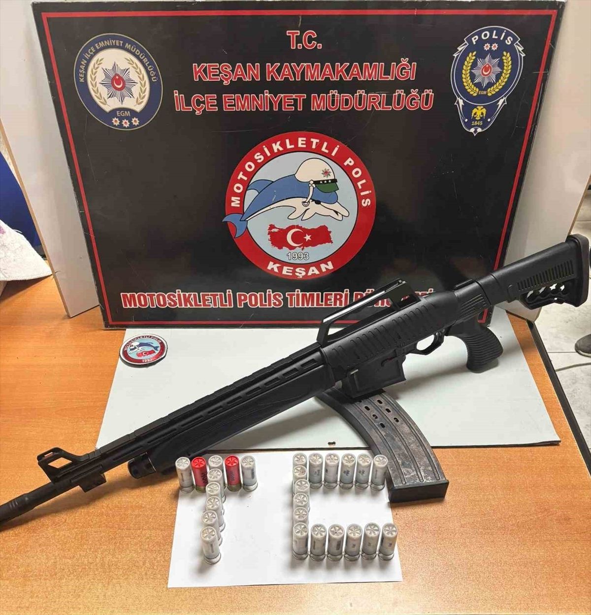 Keşan'da halıya sarılarak gizlenen ruhsatsız av tüfeği ele geçirildi