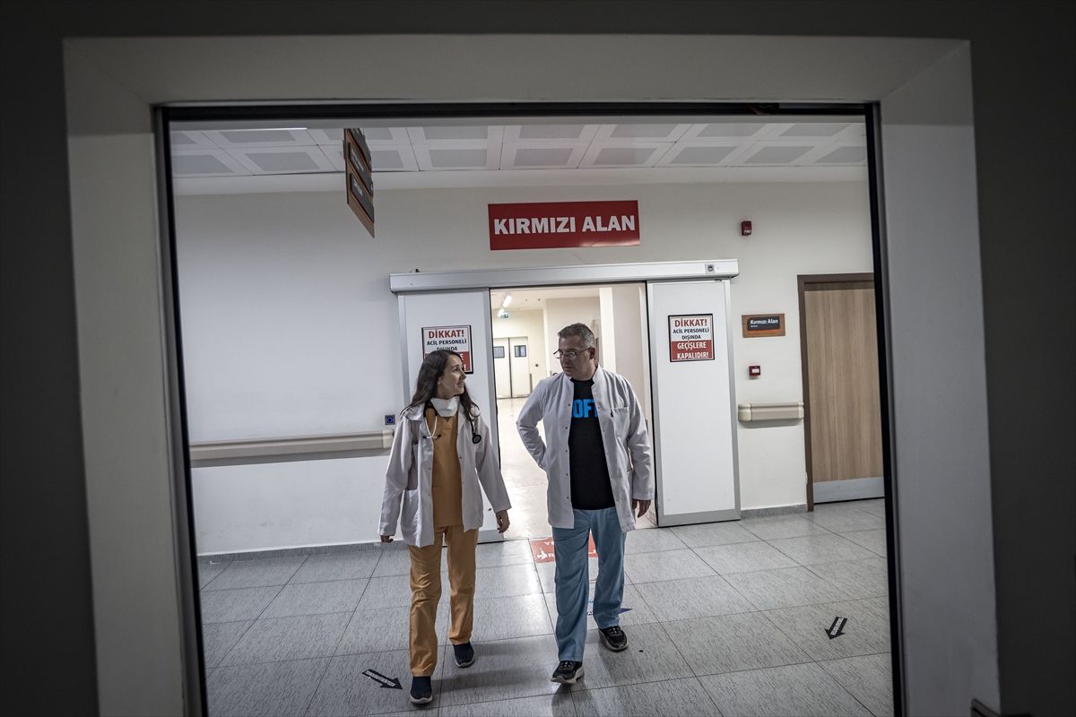 'Kıdemli-çömez' tartışması evlilikle biten doktorlar acilde hayat kurtarıyor