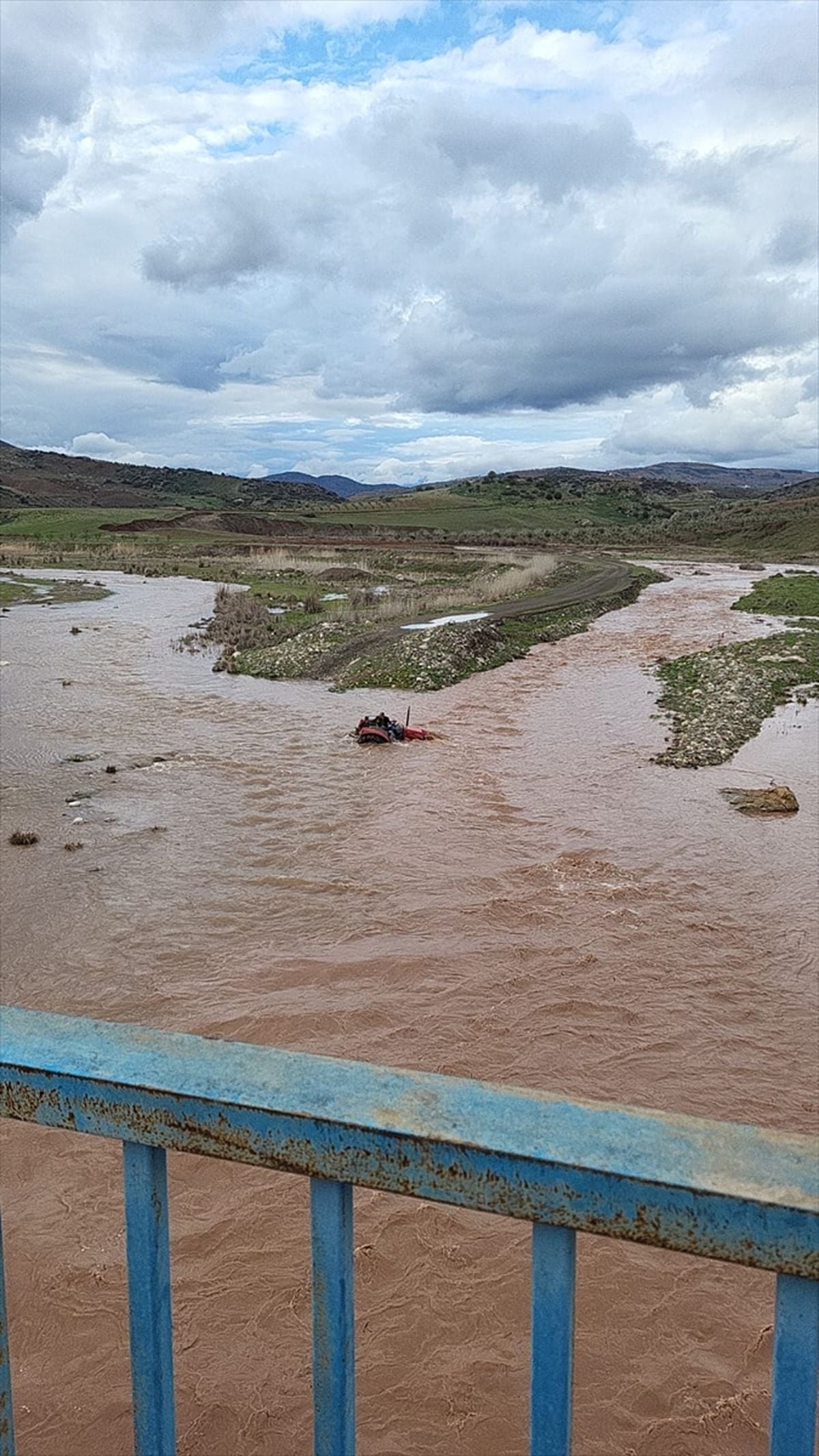 Kilis'te çayda mahsur kalan kişi kurtarıldı