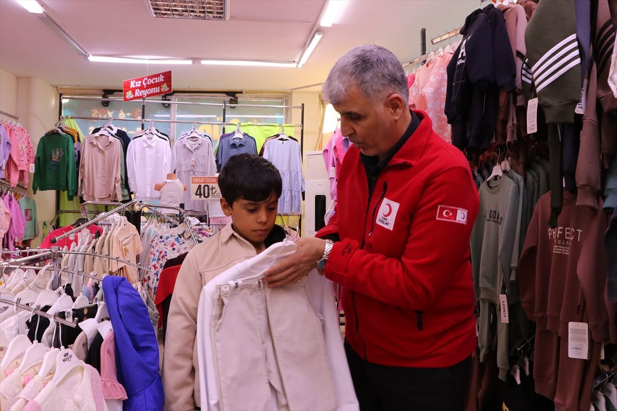Kilis'te Kızılay'dan çocuklara bayram hediyesi