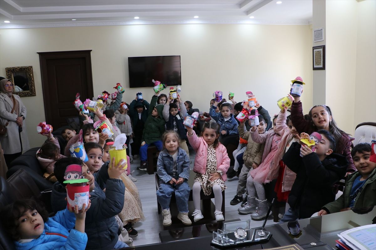 Kilis'te Kuran kursu öğrencileri kumbaralarını Gazzeli çocuklara bağışladı