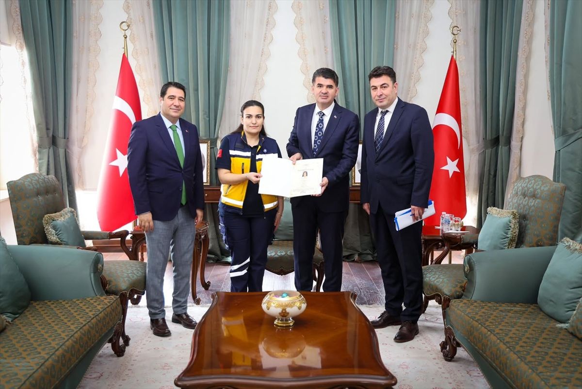 Kilis Valisi Kalaylı, hayat kurtaran sağlık personelini ödüllendirdi