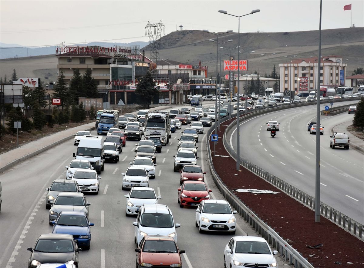 "Kilit Kavşak" Kırıkkale'de bayram trafiği yoğunluğu başladı