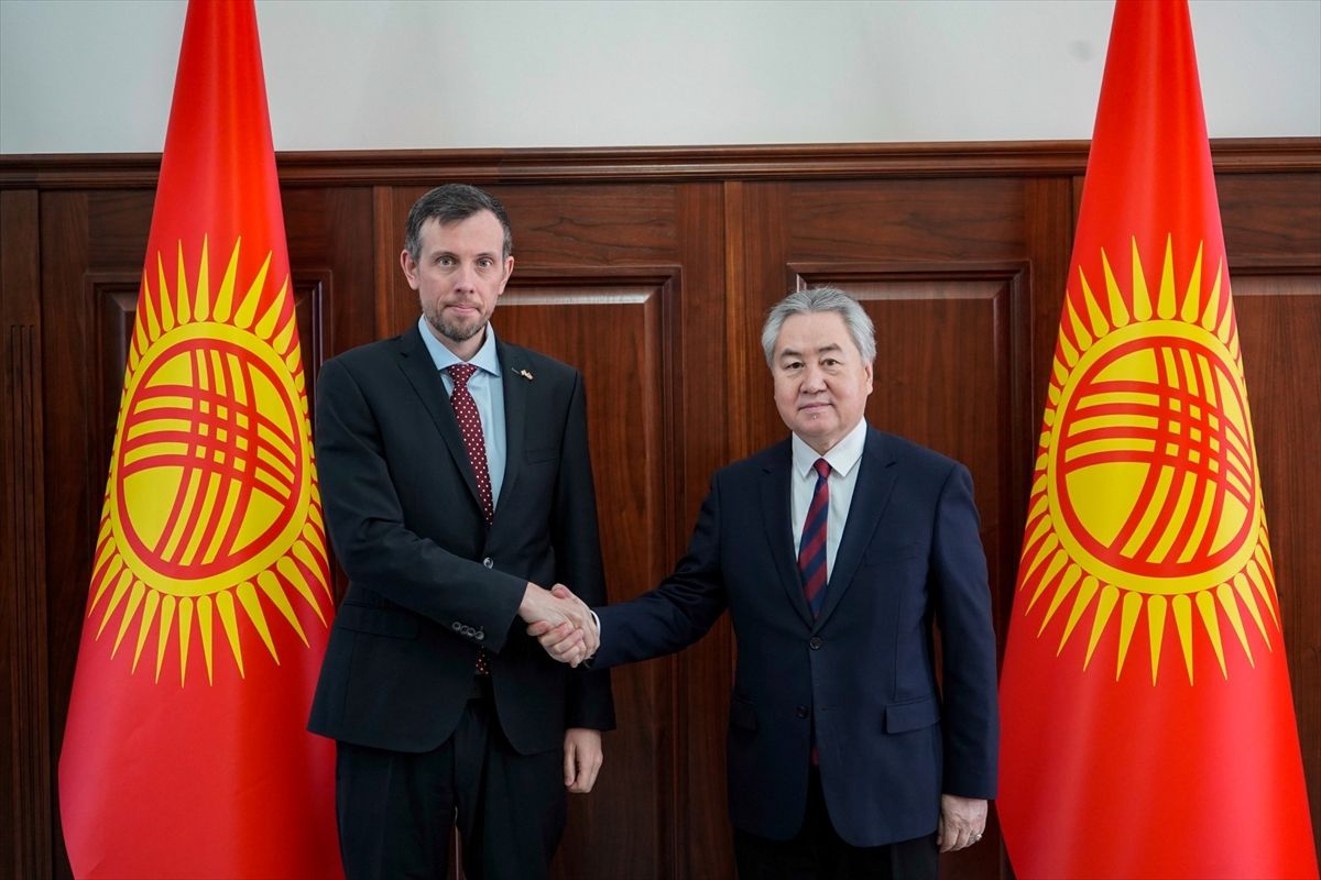 Kırgızistan Dışişleri Bakanı Kulubayev, İngiltere'nin Bişkek Büyükelçisi ile Orta Doğu'yu görüştü