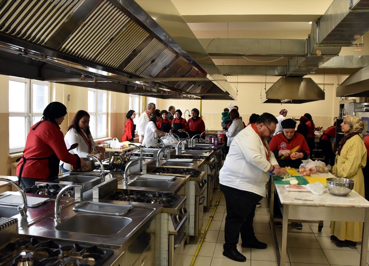 Kırıkkale'de meslek lisesi öğrencileri, 7 ilden gelen şeflerle iftar menüsü hazırladı