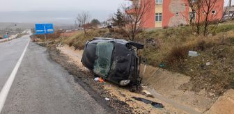 Kırıkkale'de şarampole devrilen otomobilde hasar oluştu