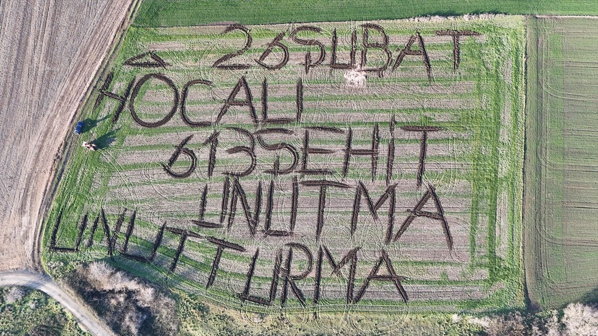 Kırklareli'nde çiftçi tarlasına "Hocalı'yı unutma" mesajı yazdı
