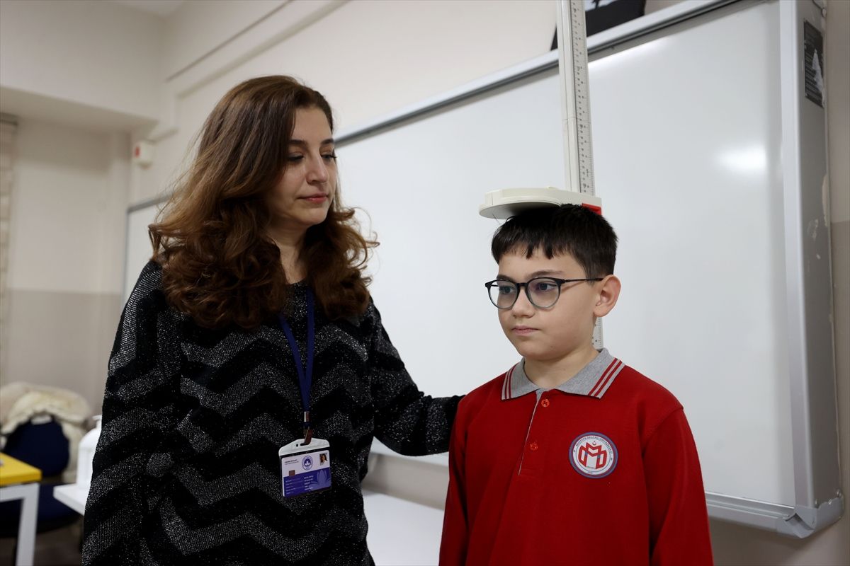 Kırklareli'nde ortaokul öğrencilerine skolyoz taraması yapılıyor