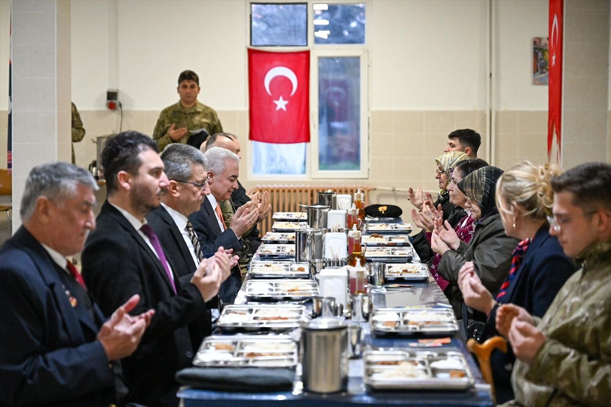 Kırklareli Valisi Turan, Babaeski ilçesinde düzenlenen iftar programına katıldı
