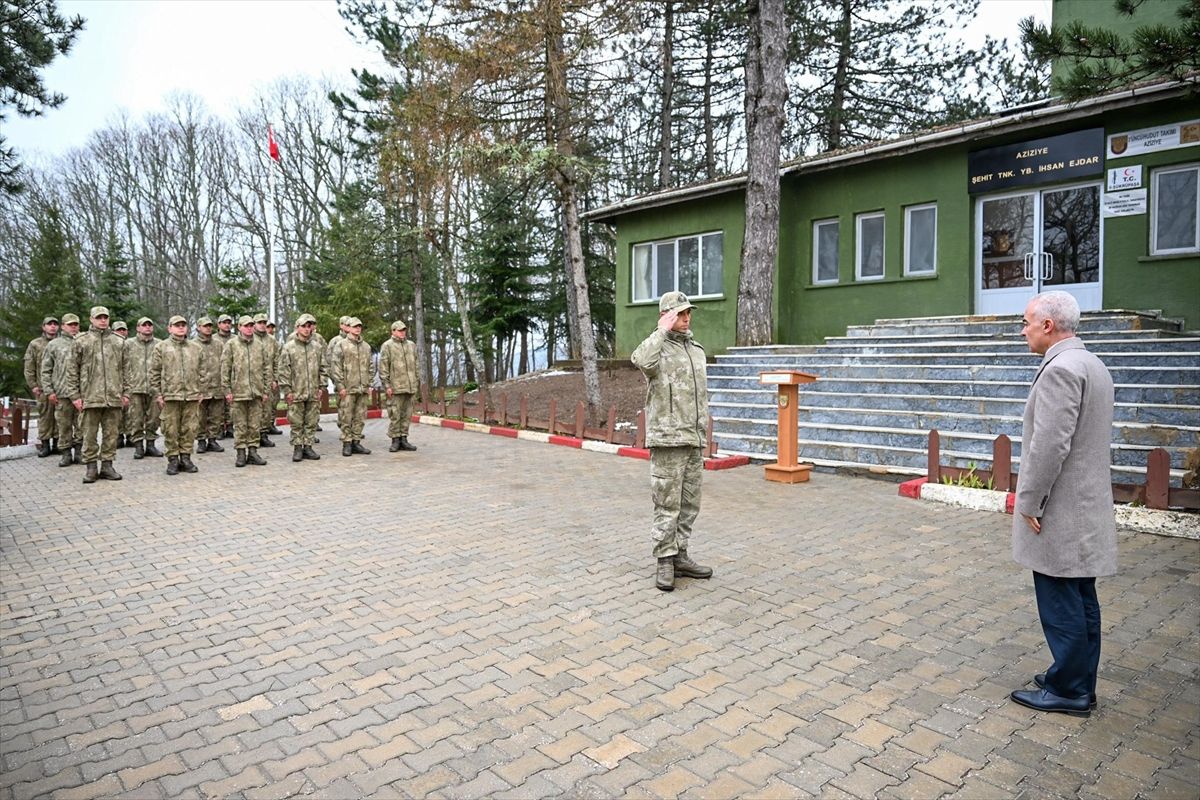 Kırklareli Valisi Turan, Bulgaristan sınırında nöbet tutan Mehmetçikle bayramlaştı