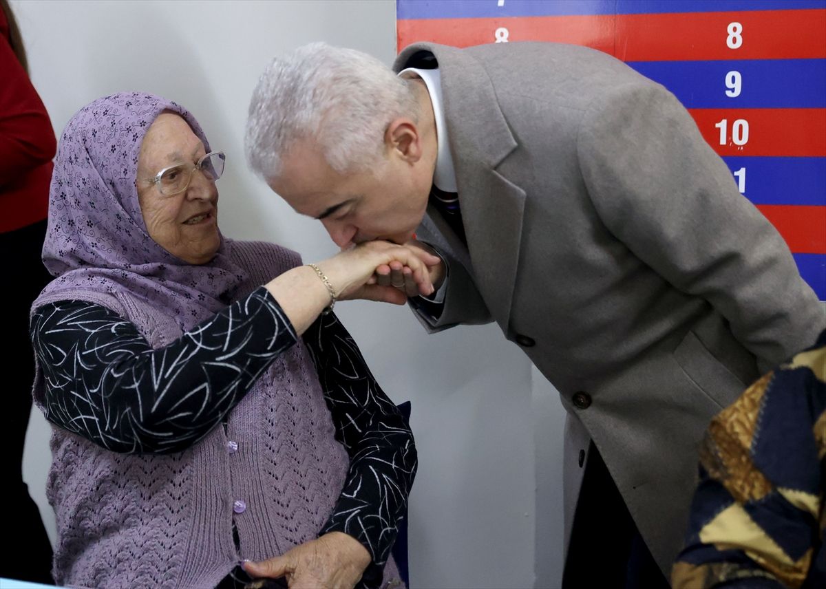 Kırklareli Valisi Turan, huzurevi sakinleriyle bayramlaştı