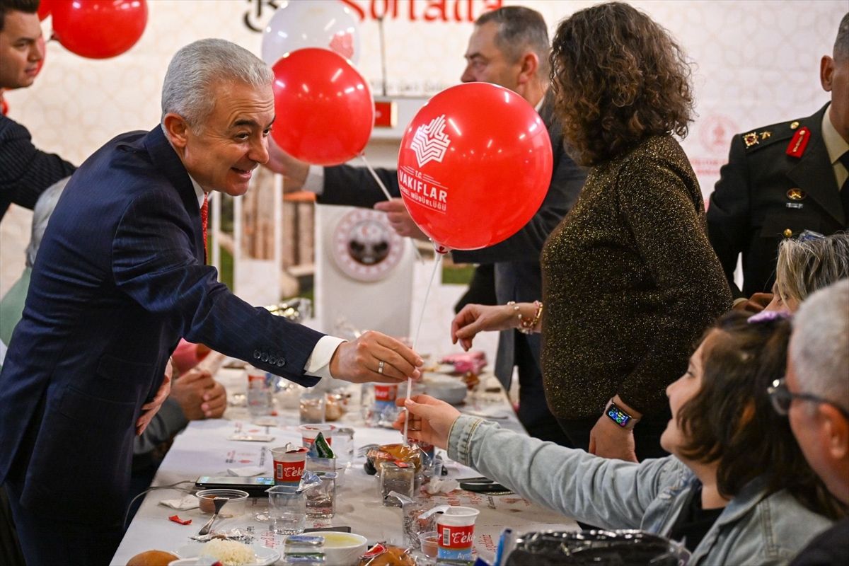 Kırklareli Valisi Turan, koruyucu ailelerle iftarda buluştu