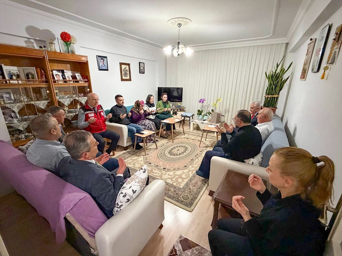 Kırklareli Valisi Turan, şehit ailelerini ziyaret etti