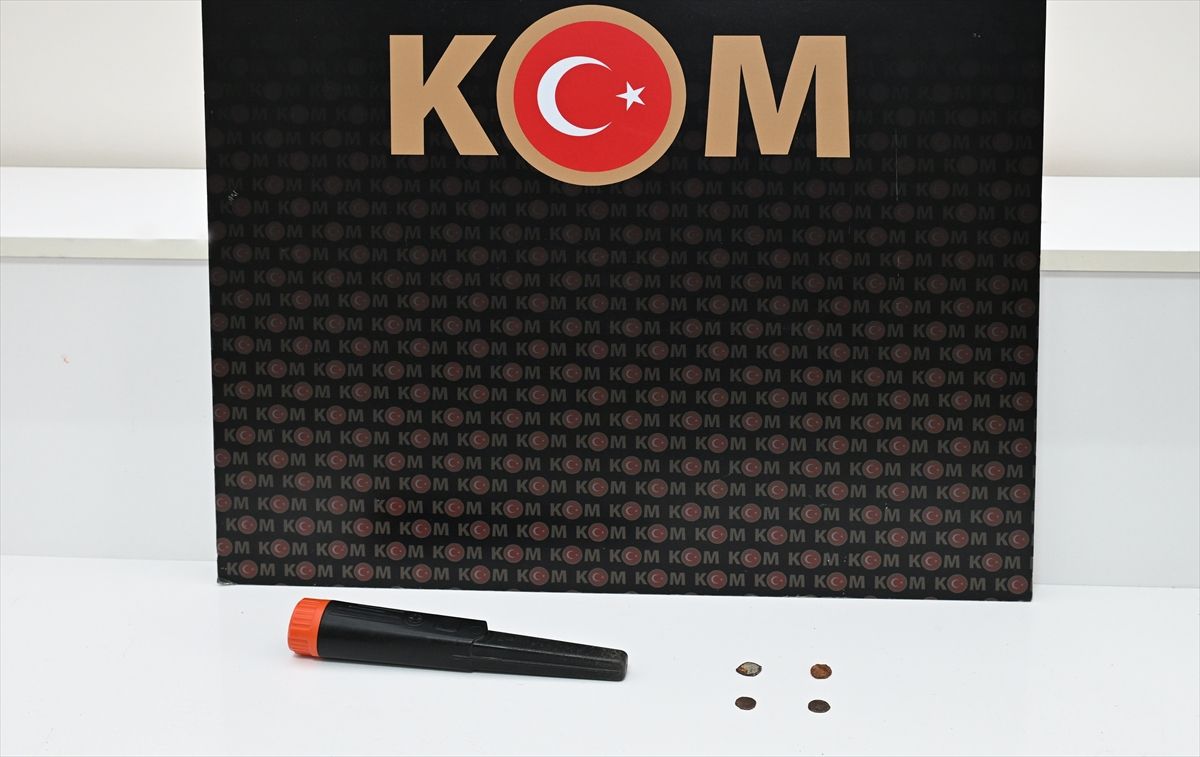 Kırşehir'de aracında tarihi eser niteliğinde 4 sikke ele geçirilen sürücü gözaltına alındı