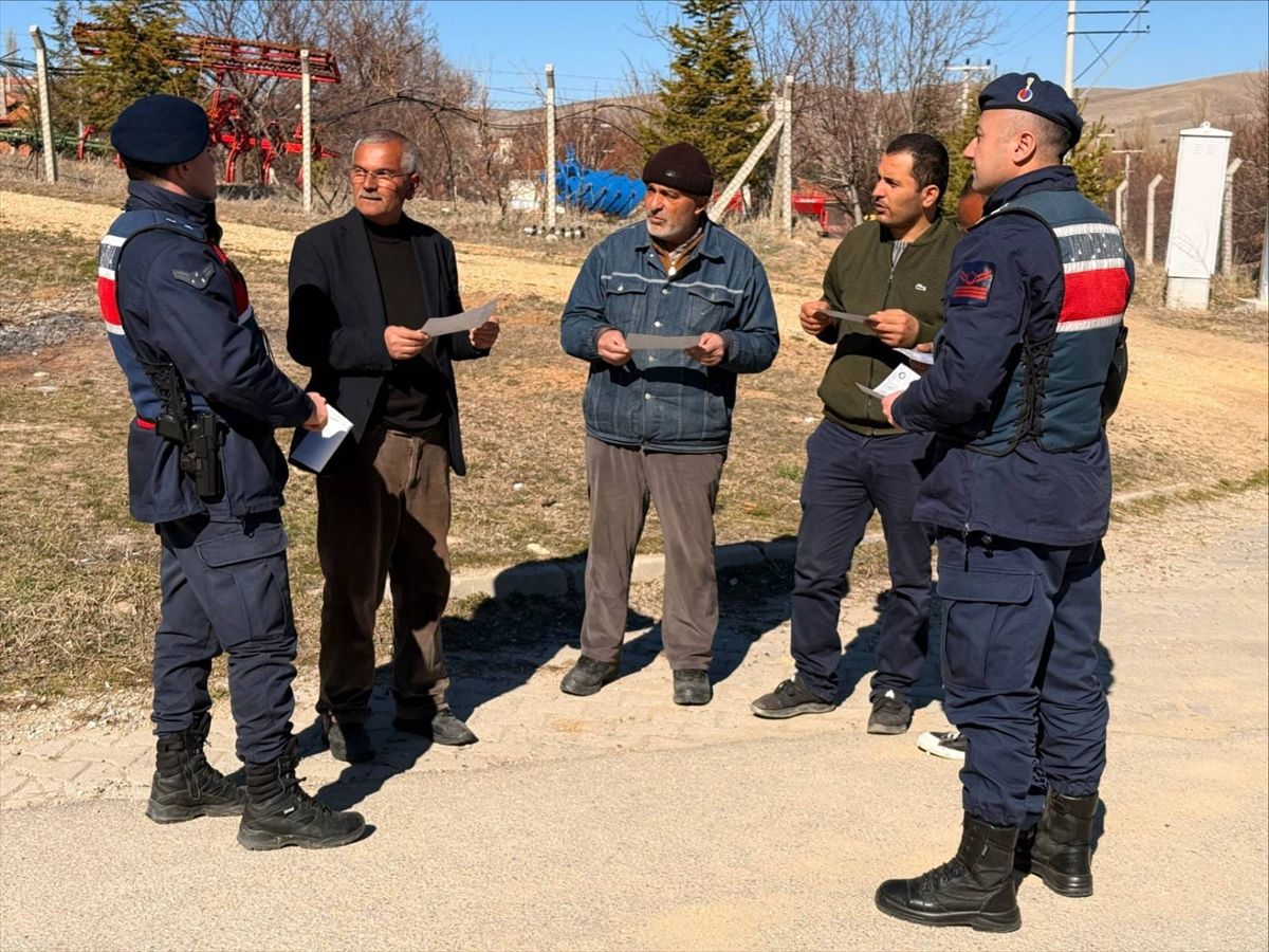 Kırşehir'de jandarma vatandaşları bilgilendirdi