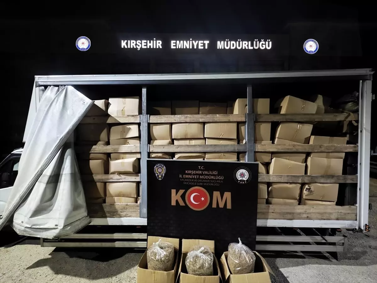 Kırşehir'de kamyon kasasında 3,4 ton kıyılmış tütün ele geçirildi