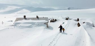 Kışın boşalan köyde 9 yıldır yalnız kalan çift, zorluklara birlikte göğüs geriyor