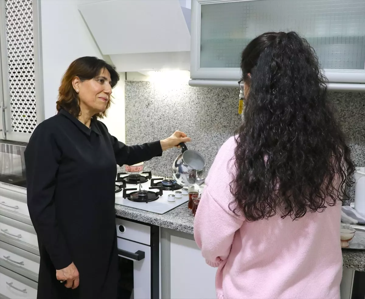 Kız çocuğu hasretiyle başlayan 'koruyucu aile' serüveni kurdukları dernekle büyüyor