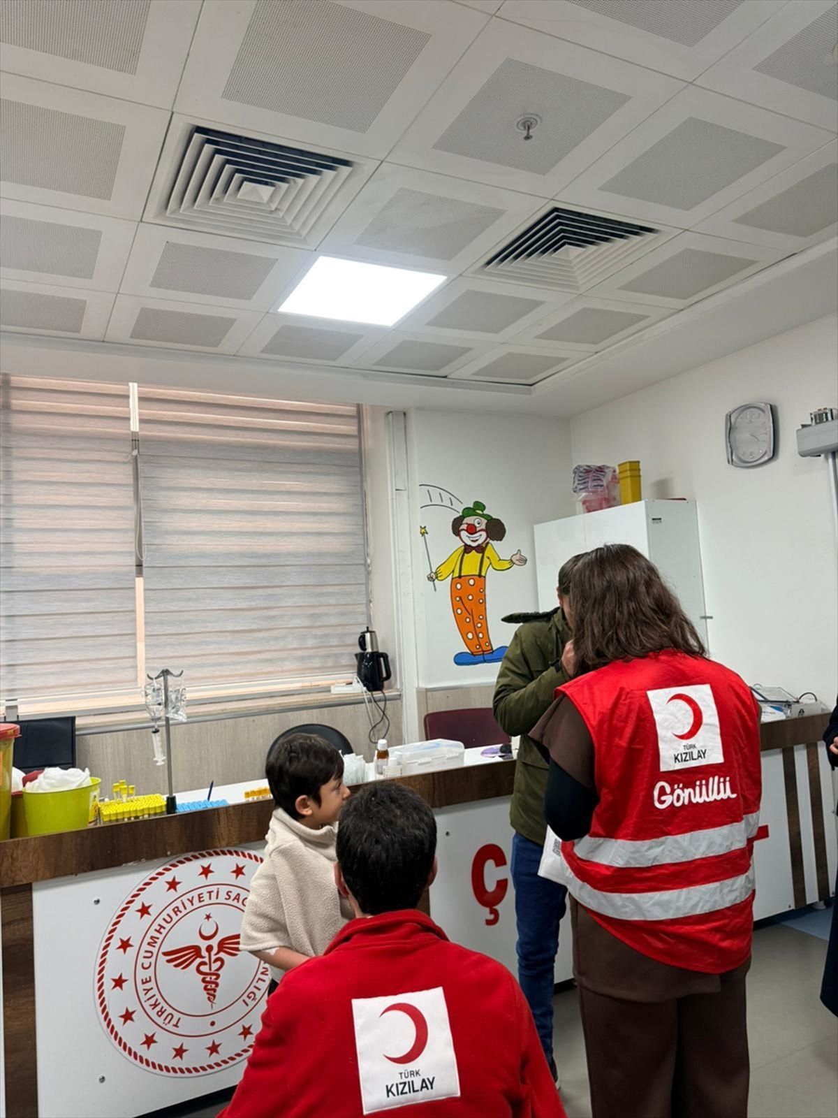 Kızılay gönüllülerinden hastanedeki çocuklara bayram ziyareti