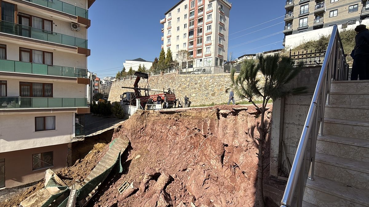 Kocaeli'de inşaat alanındaki çalışmalar sırasında istinat duvarı çöktü