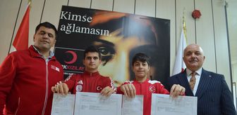 Kocaeli'de milli tenisçi kardeşler Gazze'ye bağış yaptı