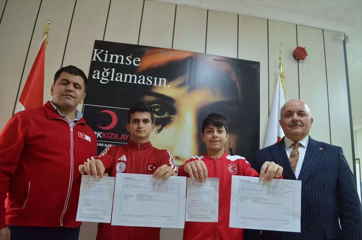 Kocaeli'de milli tenisçi kardeşler Gazze'ye bağış yaptı