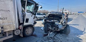 Kocaeli'de otomobille kamyonetin çarpışması sonucu 2 kişi yaralandı