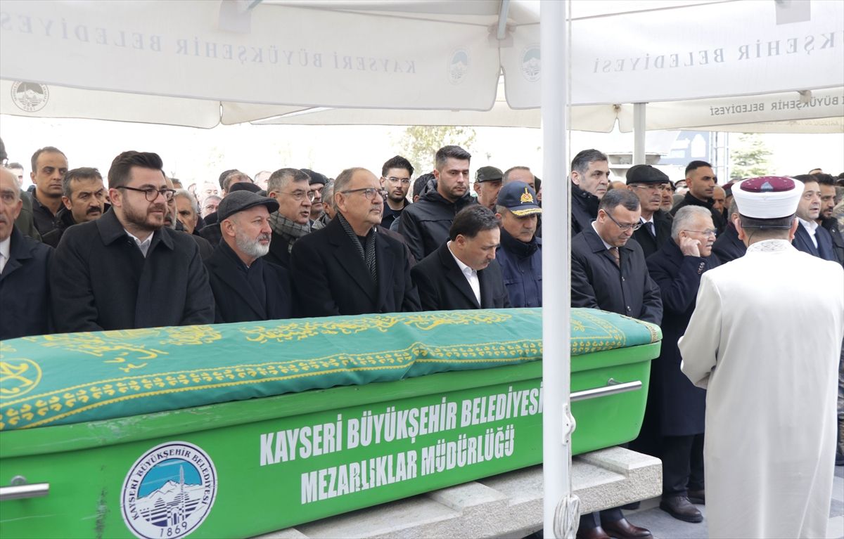 Kocasinan Belediye Başkanı Çolakbayrakdar'ın vefat eden babası son yolculuğuna uğurlandı