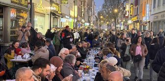 Köln'de Türkler ve Almanlar sokak iftarında bir araya geldi