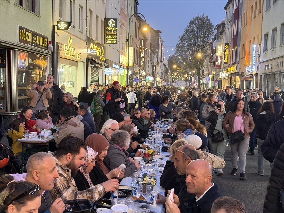 Köln'de Türkler ve Almanlar sokak iftarında bir araya geldi