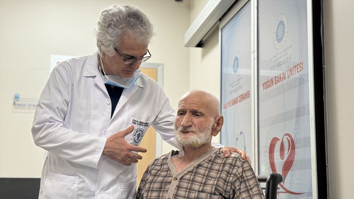 Konya'da 82 yaşındaki hastaya küçük kesiyle hayat kurtaran kalp ameliyatı