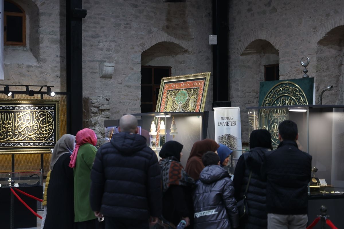Konya'da "Mukaddes Emanetler" sergisi ziyaretçilerini ağırlıyor