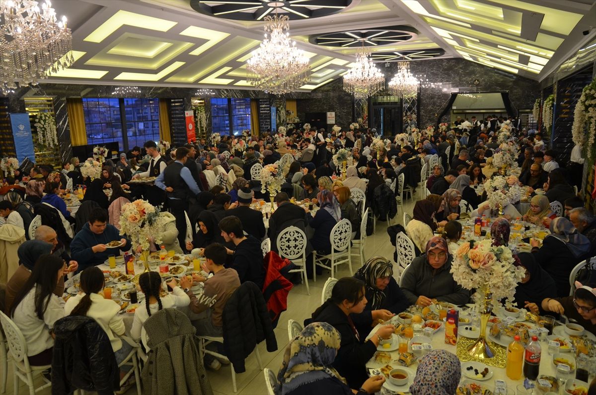 Konya'da Yetimlere İftar Buluşması