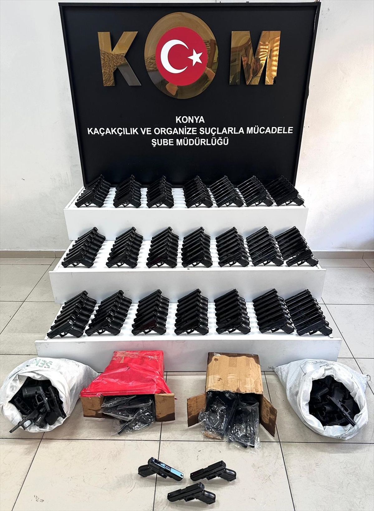 Konya'da silah kaçakçılığı operasyonunda 250 ruhsatsız tabanca ele geçirildi
