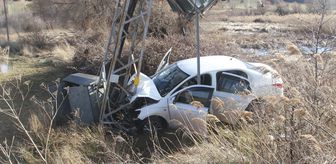 Konya'da yüksek gerilim hattı direğine çarpan otomobildeki 3 kişi yaralandı