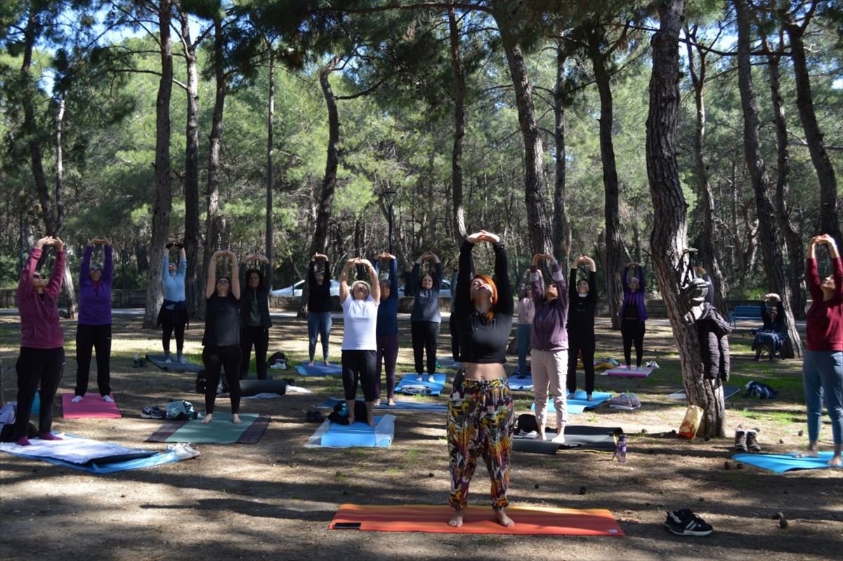 Konyaaltı'da sporseverler yoga derslerinde buluştu