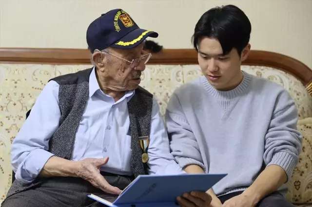 Surprise visit from the South Korean footballer of the Super League to the 96-year-old Korean veteran