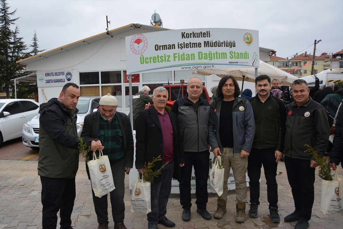 Korkuteli ilçesinde Orman Haftası'nda fidanlar toprakla buluşturuldu
